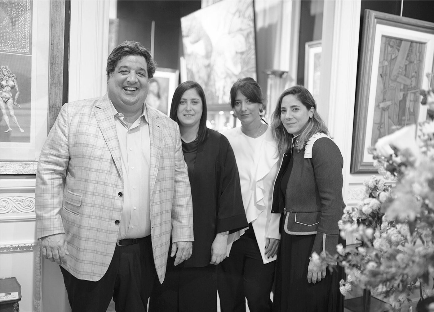 Martín Saráchaga junto a sus hermanas María, Manuela y Milagros en la sala de la casa